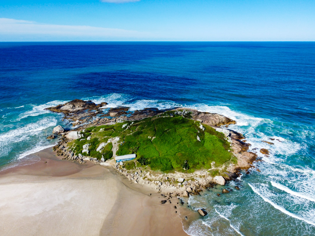 Praia da Ferrugem y el morro