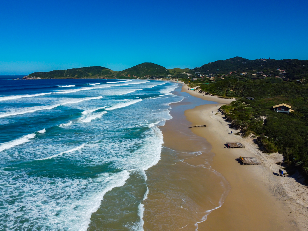 Playa y sierra del sur de Brasil